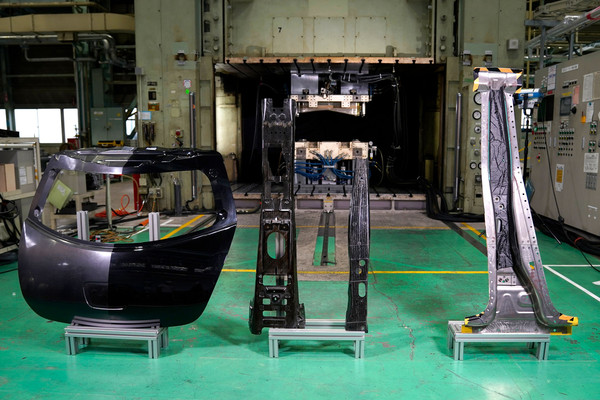 【影片】全面普及化？Nissan 碳纤维技术获突破