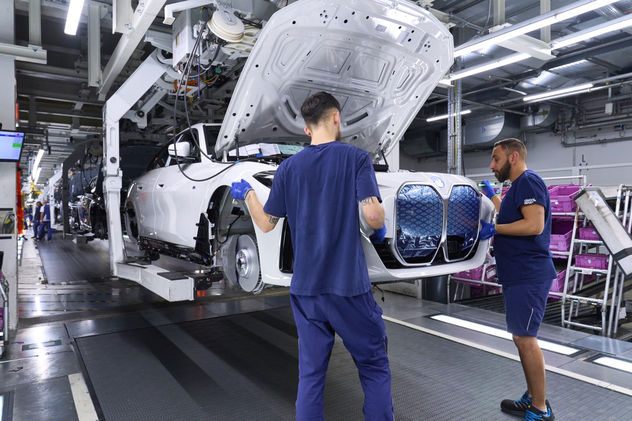 德国车坛霸主地位再现！BMW 全年本土产量突破百万大关