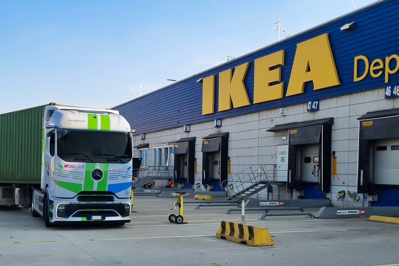 IKEA 与平治 eActros 600 联手重写意大利零碳法则