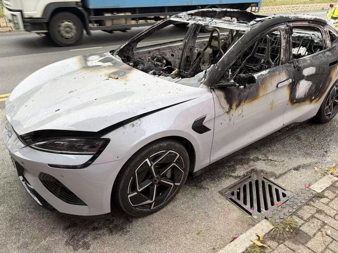 比亚迪 BYD 揭开屯门公路起火之谜：刀片电池硬撼