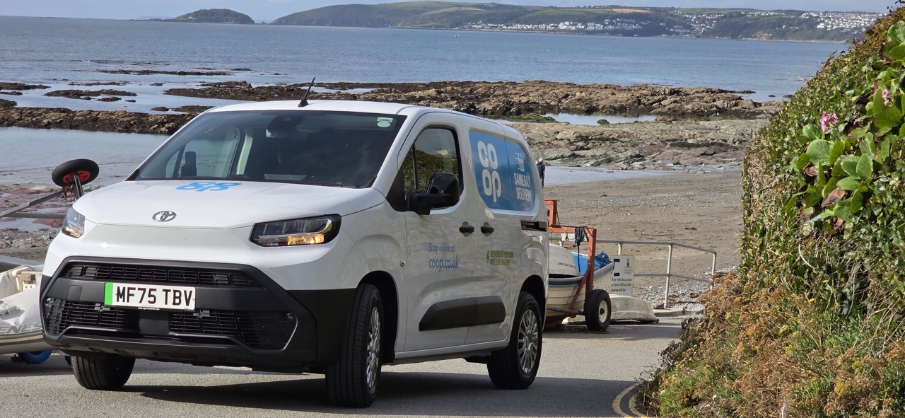 英国零售巨头 Co-op 豪掷千五万港元购入丰田电动