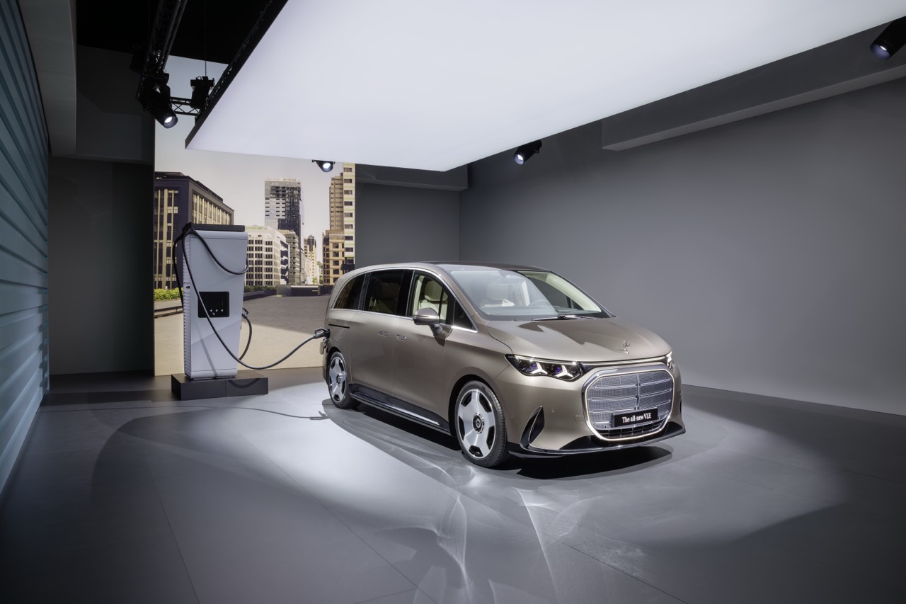 平治纯电 VLE 全球首发 700 公里续航力与 31 吋 8