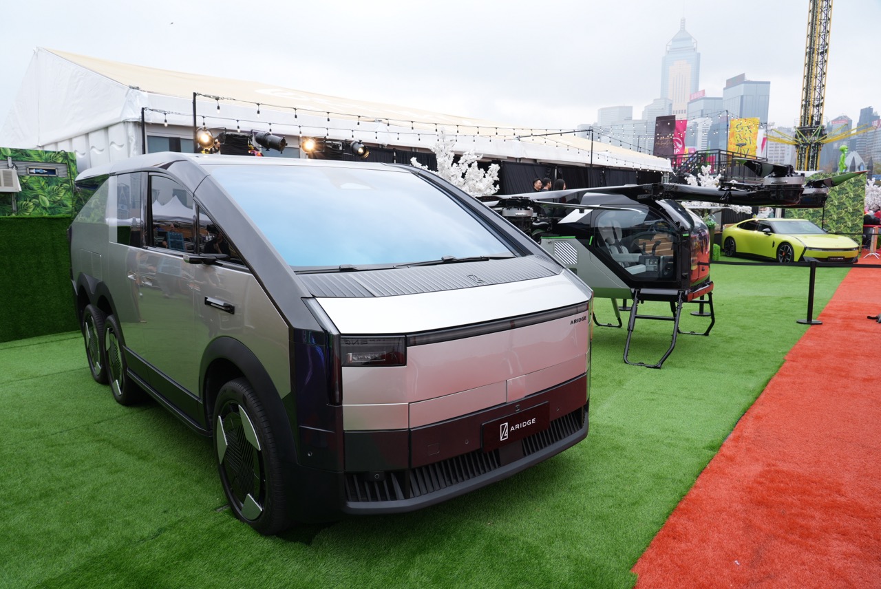 小鹏「陆海空」AI 军团强势登陆中环！陆地航母与人形机器人IRON闪电现身