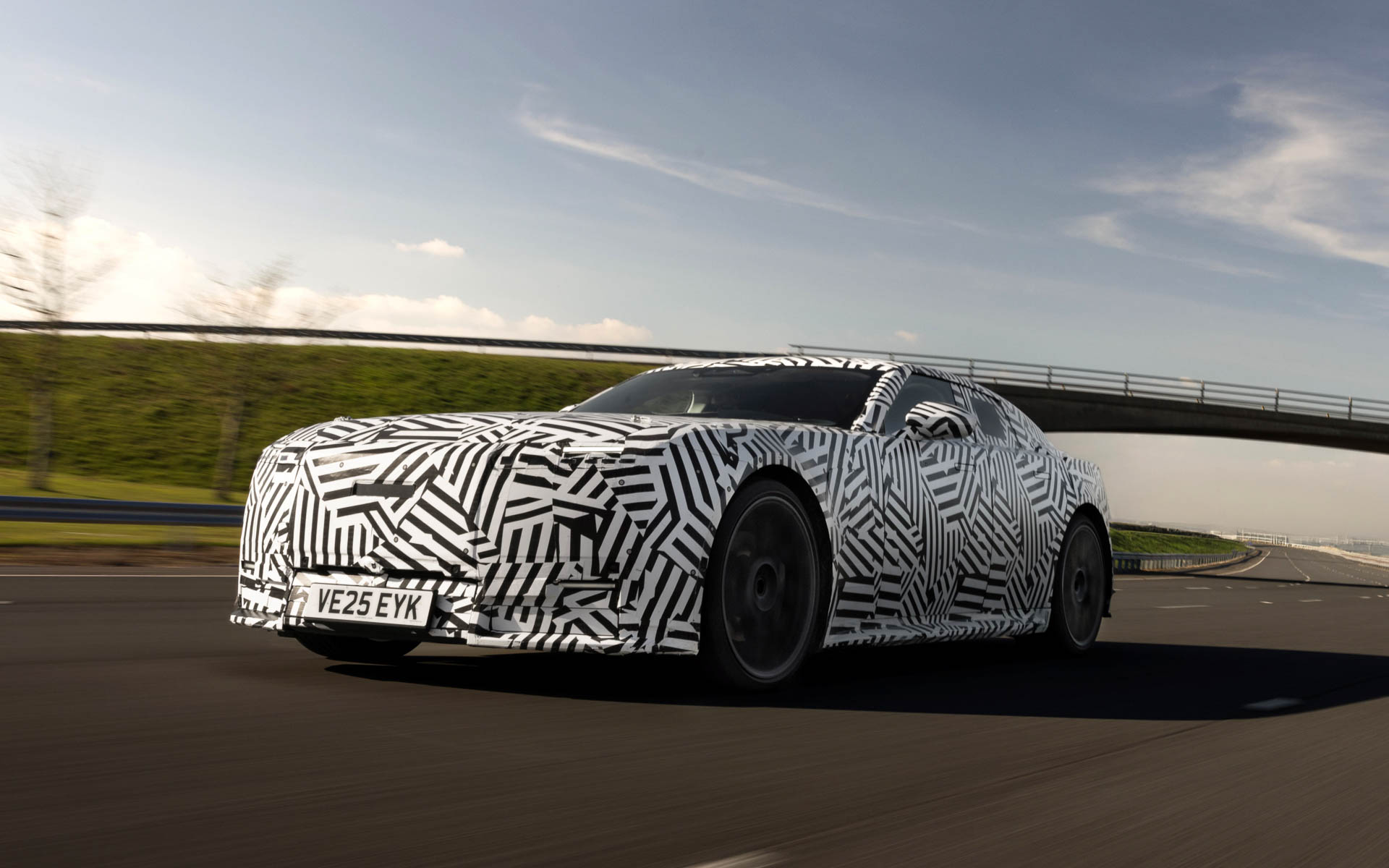 Jaguar 全新四门电动 GT 快将 9 月降临